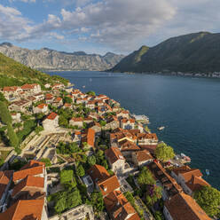 Panorama-Luftaufnahme der kleinen Stadt Perast an der Bucht von Kotor, Montenegro. - AAEF14651