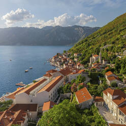 Panorama-Luftaufnahme der kleinen Stadt Perast an der Bucht von Kotor, Montenegro. - AAEF14652