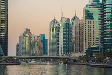 Vereinigte Arabische Emirate, Dubai, Dubai Marina in der Abenddämmerung mit Brücke und hohen Wolkenkratzern in der Innenstadt im Hintergrund - TAMF03357