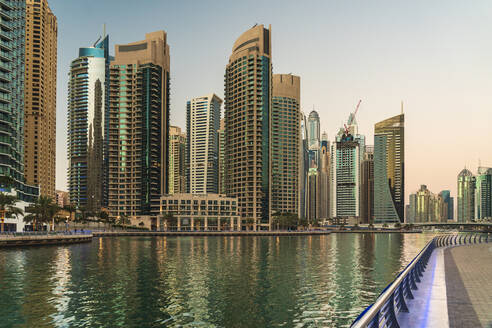 Vereinigte Arabische Emirate, Dubai, Dubai Marina in der Abenddämmerung mit hohen Wolkenkratzern in der Innenstadt im Hintergrund - TAMF03358