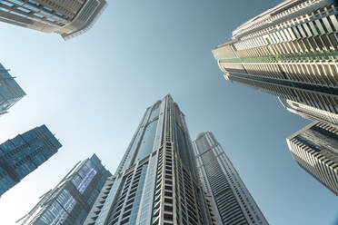 Vereinigte Arabische Emirate, Dubai, Niedriger Blickwinkel auf Wolkenkratzer in Dubai Marina - TAMF03360