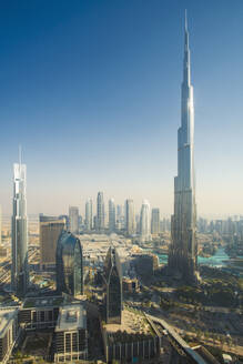 Vereinigte Arabische Emirate, Dubai, Blick auf den Burj Khalifa und die umliegende Stadtlandschaft - TAMF03362