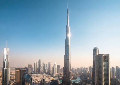 Vereinigte Arabische Emirate, Dubai, Blick auf Burj Khalifa und umliegende Wolkenkratzer - TAMF03363