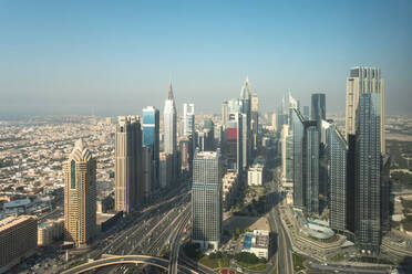 Vereinigte Arabische Emirate, Dubai, Blick auf die Wolkenkratzer der Innenstadt und die umliegende Stadtlandschaft - TAMF03365