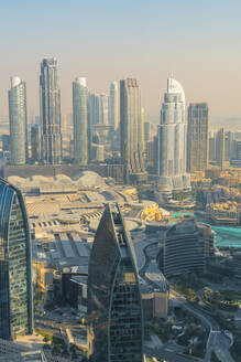 Vereinigte Arabische Emirate, Dubai, Stadtzentrum mit hohen Wolkenkratzern im Hintergrund - TAMF03366