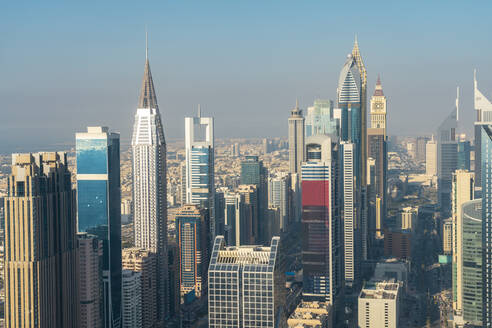 Vereinigte Arabische Emirate, Dubai, Blick auf hohe Wolkenkratzer in der Innenstadt - TAMF03367