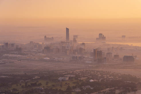 Vereinigte Arabische Emirate, Dubai, Blick auf die Stadt in der nebligen Morgendämmerung - TAMF03371