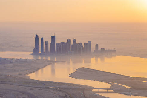 Vereinigte Arabische Emirate, Dubai, Blick auf den Dubai Creek bei nebligem Sonnenaufgang - TAMF03372