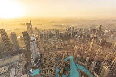 Vereinigte Arabische Emirate, Dubai, Burj Khalifa See und umliegende Wolkenkratzer bei Sonnenaufgang - TAMF03373