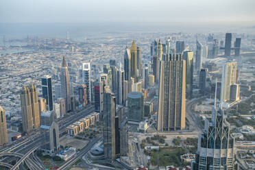 Vereinigte Arabische Emirate, Dubai, Blick auf hohe Wolkenkratzer in der Innenstadt - TAMF03374