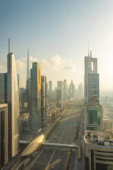 Vereinigte Arabische Emirate, Dubai, Hohe Wolkenkratzer mit Blick auf den Verkehr in der Mitte der Stadt in der Innenstadt bei Sonnenaufgang - TAMF03375