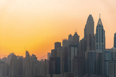 Vereinigte Arabische Emirate, Dubai, Dubai Marina Skyline bei Sonnenuntergang - TAMF03376