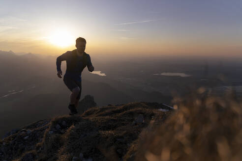 Silhouette Wanderer läuft auf Berg bei Sonnenuntergang - MALF00409