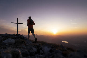 Silhouette eines Wanderers, der auf dem Gipfel eines Berges läuft - MALF00416