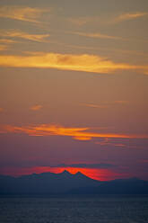 Italien, Provinz Palermo, Cefalu, Stimmungsvoller Himmel in der Abenddämmerung mit Bergen im Hintergrund - TLF00803