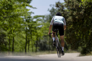 Radfahrer auf der Straße - OCMF02401