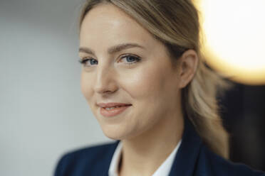 Smiling beautiful blond businesswoman in office - JOSEF09958