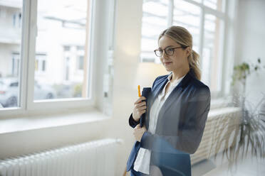Blonde Geschäftsfrau mit Tablet-PC im Büro - JOSEF09970