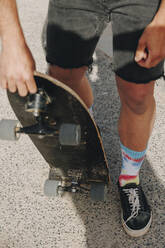 Mann mit Skateboard auf Rampe - MRRF02136