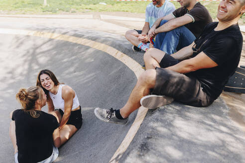 Glückliche Freunde, die sich im Skateboardpark vergnügen - MRRF02179