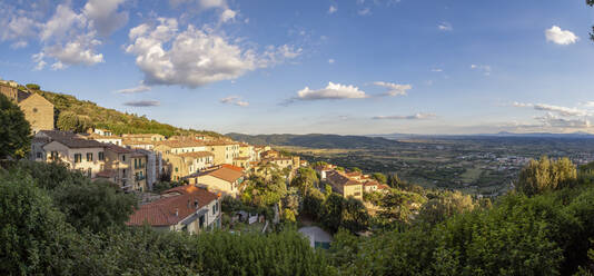 Italien, Provinz Arezzo, Cortona, Panoramablick auf die Stadt mit Blick auf das Chiana-Tal - MAMF02281