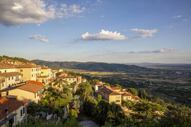 Italien, Provinz Arezzo, Cortona, Blick auf die Stadt mit Blick auf das Chiana-Tal in der Sommerdämmerung - MAMF02284