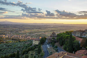 Italien, Provinz Arezzo, Cortona, Blick auf die Stadt mit Blick auf das Chiana-Tal in der Abenddämmerung - MAMF02287