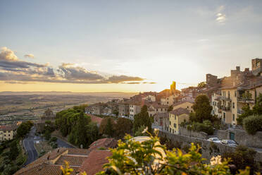 Italien, Provinz Arezzo, Cortona, Blick auf die Stadt mit Blick auf das Chiana-Tal bei Sonnenuntergang - MAMF02288