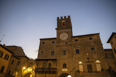 Italien, Provinz Arezzo, Cortona, Fassade des mittelalterlichen Rathauses in der Abenddämmerung - MAMF02293