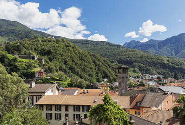 Schweiz, Tessin, Bellinzona, Blick auf die historische Stadt am Fusse der Alpen - GWF07427