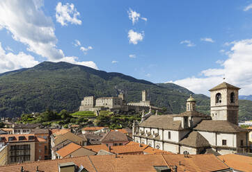 Schweiz, Tessin, Bellinzona, Blick auf die historische Stadt am Fusse der Alpen - GWF07428