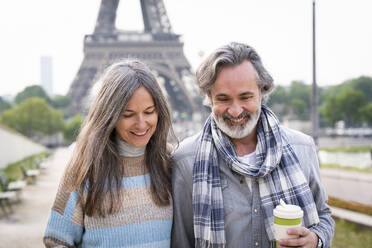 Glückliches reifes Paar vor dem Eiffelturm, Paris, Frankreich - OIPF01829