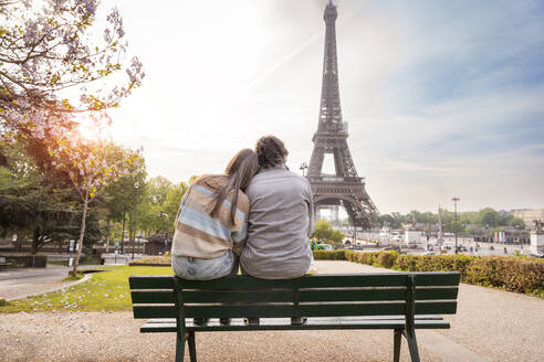 Älteres Paar sitzt zusammen auf einer Bank vor dem Eiffelturm, Paris, Frankreich - OIPF01831
