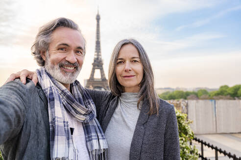 Glücklicher Mann macht Selfie mit Frau vor dem Eiffelturm, Paris, Frankreich - OIPF01912