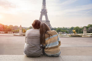 Älteres Paar mit Blick auf den Eiffelturm, Paris, Frankreich - OIPF01927