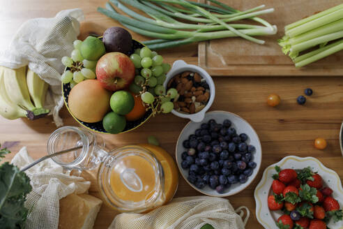 Frisches Obst und Gemüse auf dem Tisch zu Hause - TYF00183