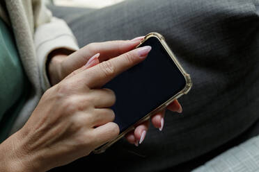 Frau berührt den Bildschirm eines Smartphones - TYF00201