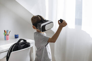 Junge spielt VR-Spiel zu Hause - MOMF00997