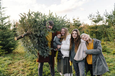 Glückliche Familie auf dem Weihnachtsbaumhof - OGF01248