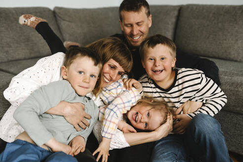 Porträt von glücklichen Kindern, die mit ihren Eltern zu Hause ihre Freizeit verbringen - MASF30421