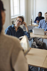 Studentin im Gespräch mit Lehrer während einer Vorlesung im Klassenzimmer - MASF30709