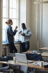 Freunde essen während der Mittagspause in der Schule am Fenster - MASF30741