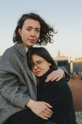 Porträt eines lesbischen Paares, das sich auf einem Dach umarmt - MASF30834