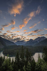 Österreich, Tirol, Blick auf den Blindsee in der Morgendämmerung mit der Zugspitze im Hintergrund - RUEF03660