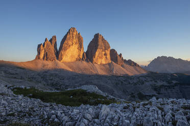 Italien, Südtirol, Drei Zinnen von Lavaredo in der Abenddämmerung - RUEF03663