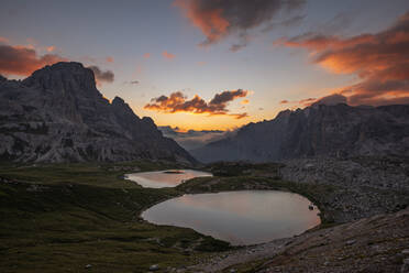 Italien, Südtirol, Blick auf Laghi dei Piani und Innichriedlknoten in der Morgendämmerung - RUEF03664