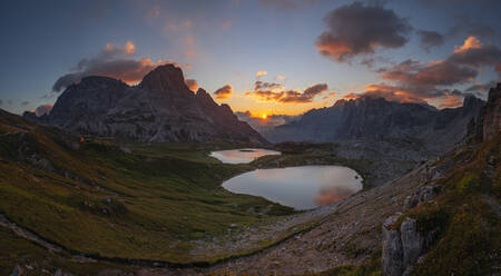 Italy, South Tyrol, View of Laghi dei Piani and Innichriedlknoten mountain at sunrise - RUEF03665