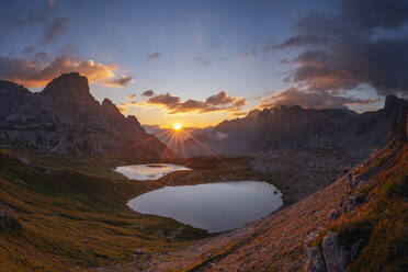 Italien, Südtirol, Blick auf die Laghi dei Piani und den Innichriedlknoten bei Sonnenaufgang - RUEF03666
