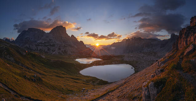 Italien, Südtirol, Blick auf die Laghi dei Piani und den Innichriedlknoten bei Sonnenaufgang - RUEF03667