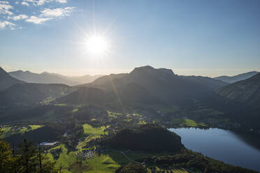 Austria, Styria, Altaussee, Scenic view of summer sun shining over Lake Altaussee seen from Tressenstein mountain - RUEF03669